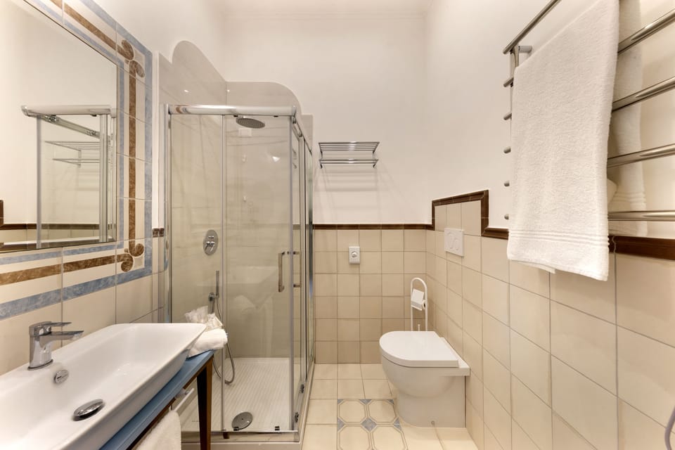 Deluxe Double or Twin Room, Courtyard View | Bathroom | Shower, rainfall showerhead, free toiletries, hair dryer