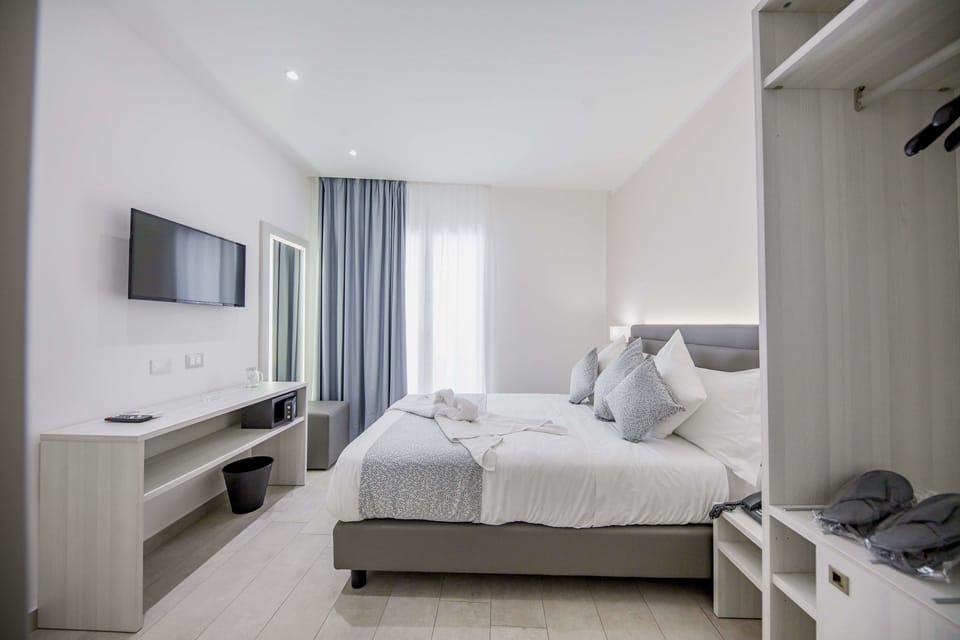 Classic Double Room | Down comforters, minibar, in-room safe, desk