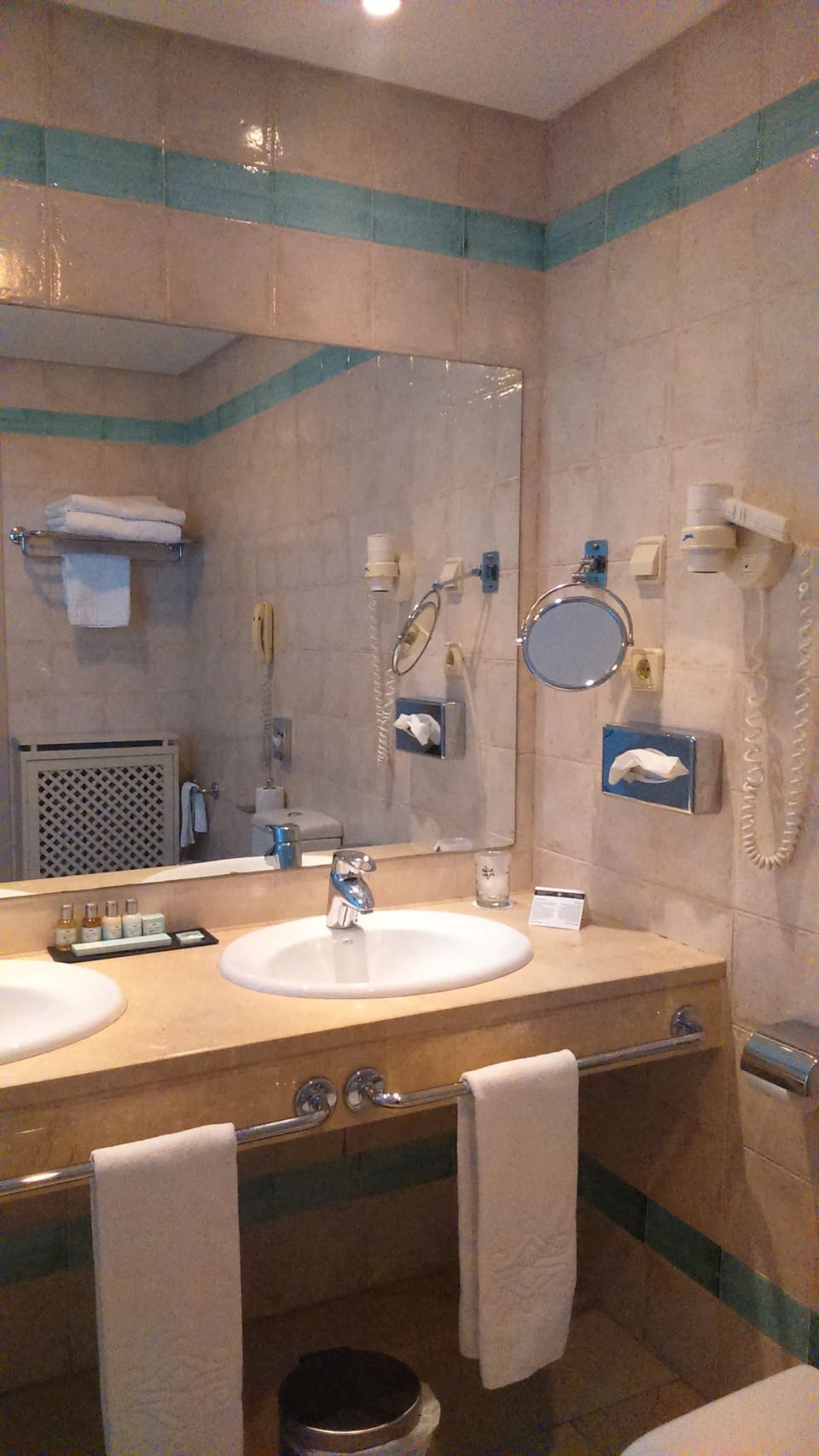 Superior Double Room | Bathroom | Free toiletries, hair dryer, bidet, towels