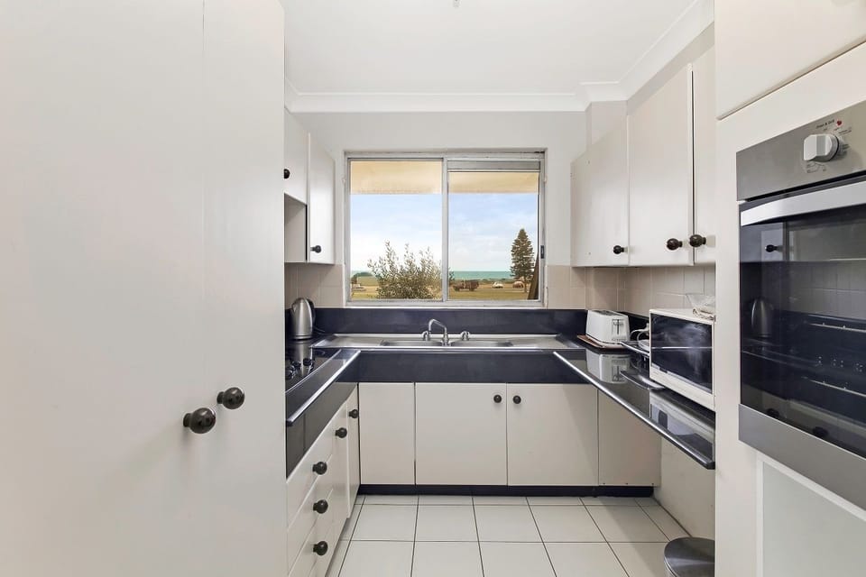 Superior Apartment, 2 Bedrooms, Ocean View, Beachside | Private kitchen | Fridge, microwave, oven, stovetop