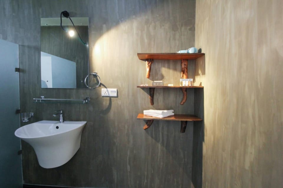 Deluxe Double Room | Bathroom | Shower, rainfall showerhead