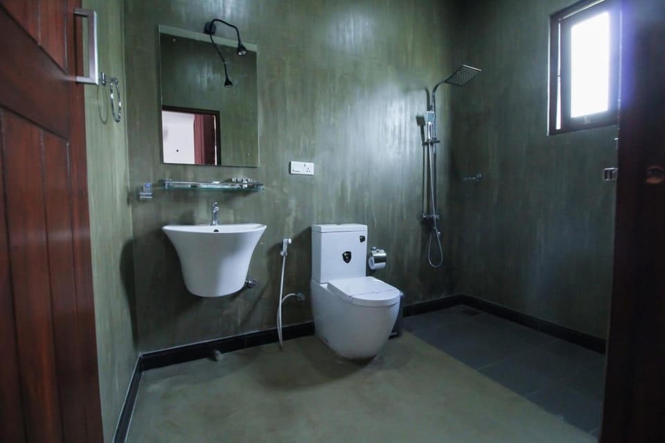 Deluxe Double Room | Bathroom | Shower, rainfall showerhead