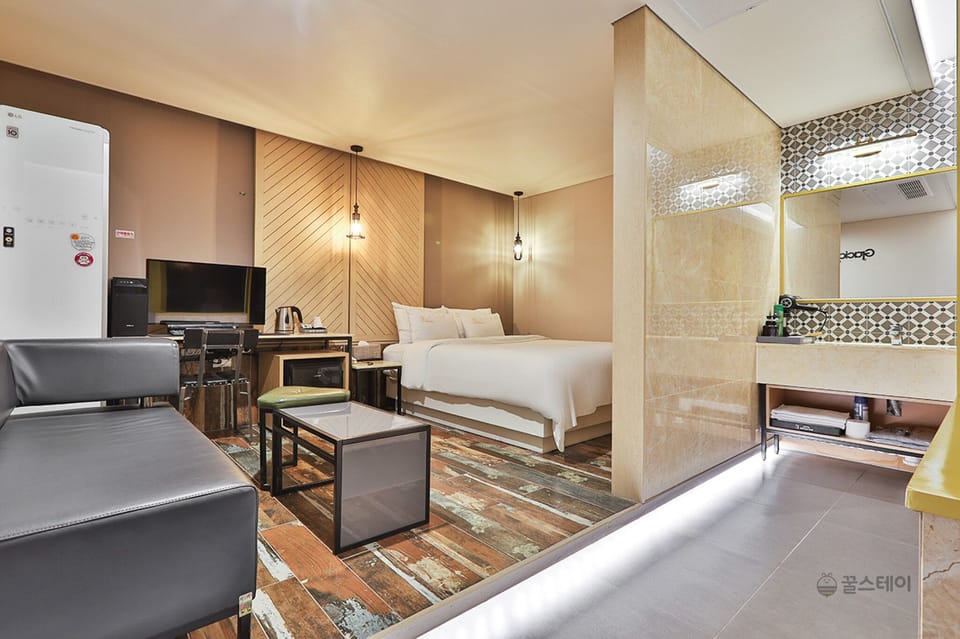 Premium Double Room | Individually decorated, individually furnished, desk, soundproofing