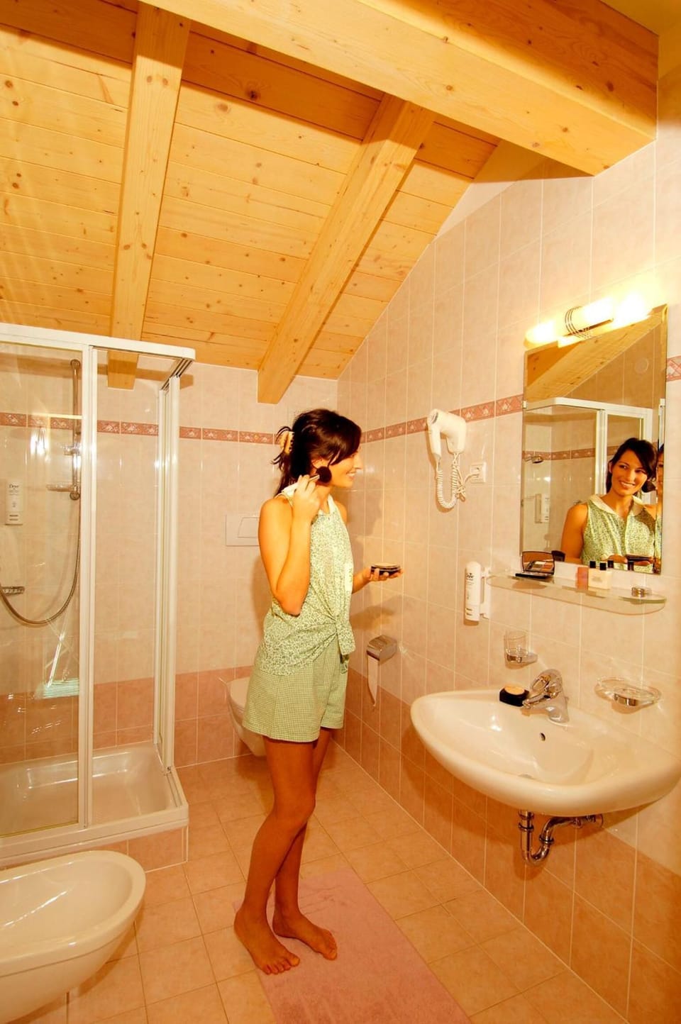 Shower, free toiletries, hair dryer, bidet