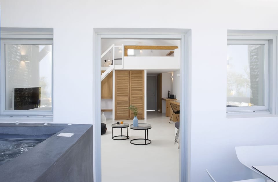 Junior Studio Suite, Hot Tub | Minibar, in-room safe, iron/ironing board, free cribs/infant beds