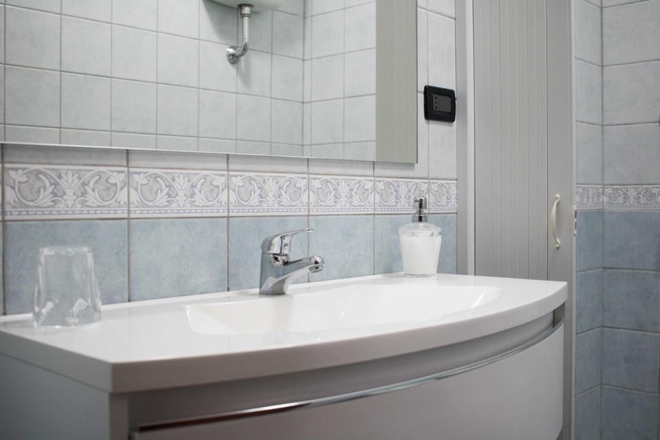 Family Room | Bathroom | Shower, hair dryer, bidet, towels