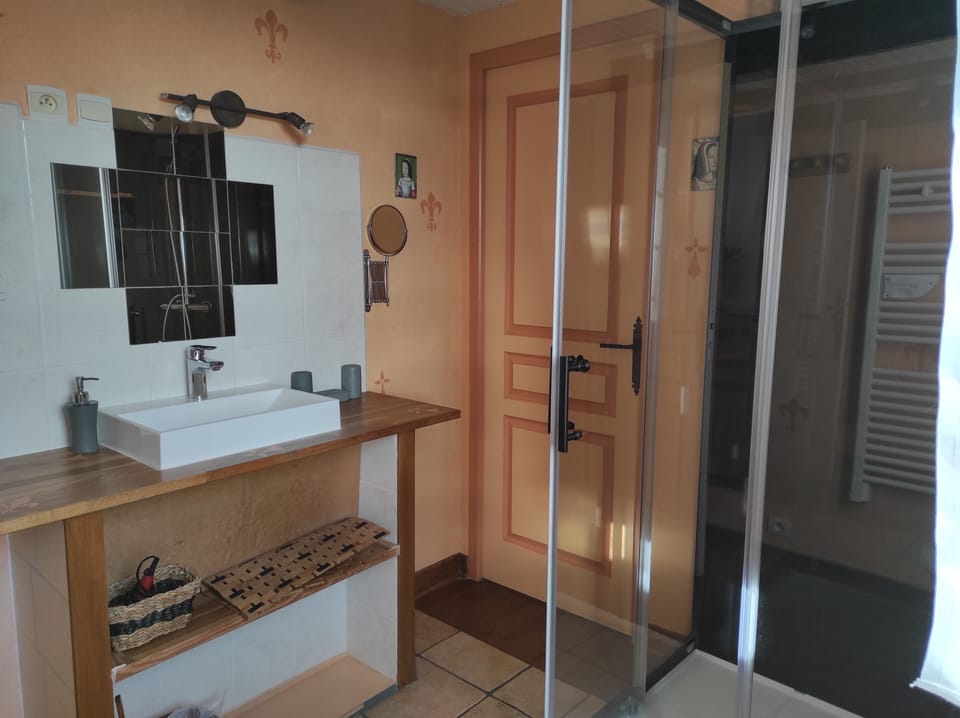Superior Triple Room (Duchesse Anne) | Bathroom | Shower, hair dryer, towels