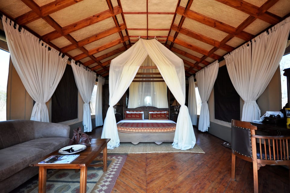 Deluxe Tent | Premium bedding, desk, soundproofing, free WiFi