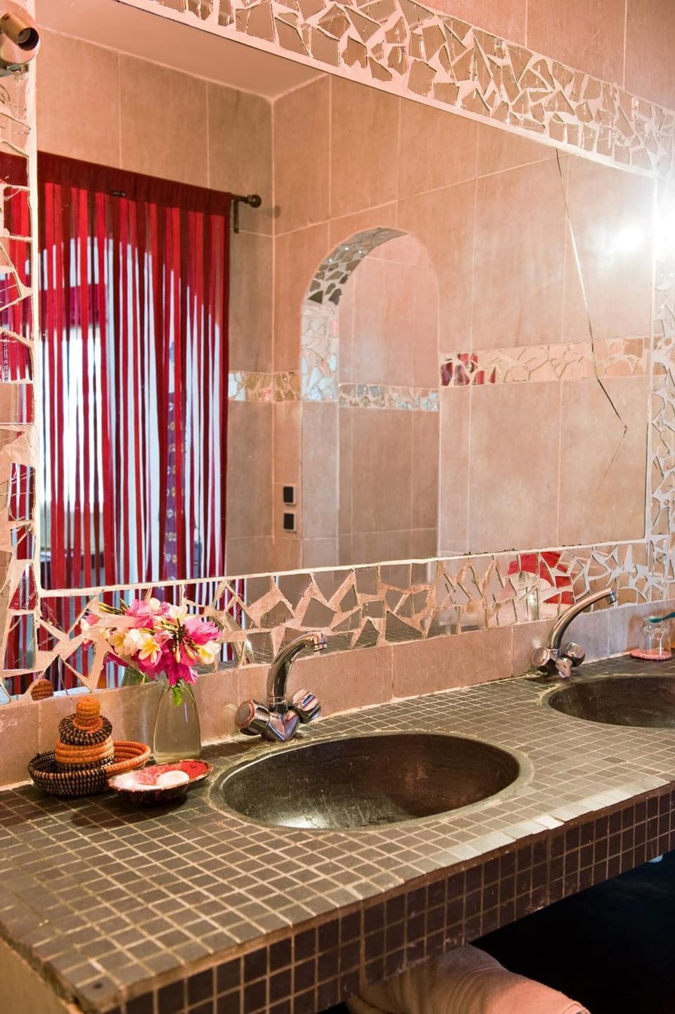 Shower, free toiletries, towels
