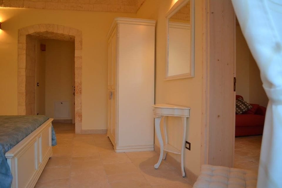Suite, Hot Tub | Minibar, in-room safe, desk, soundproofing