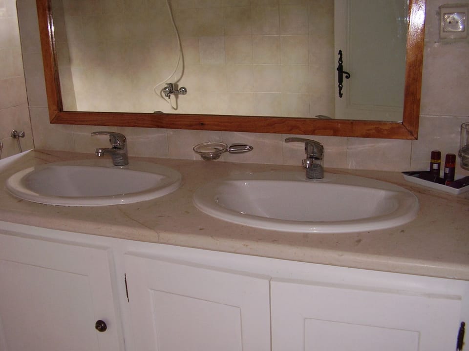 Junior Room | Bathroom sink