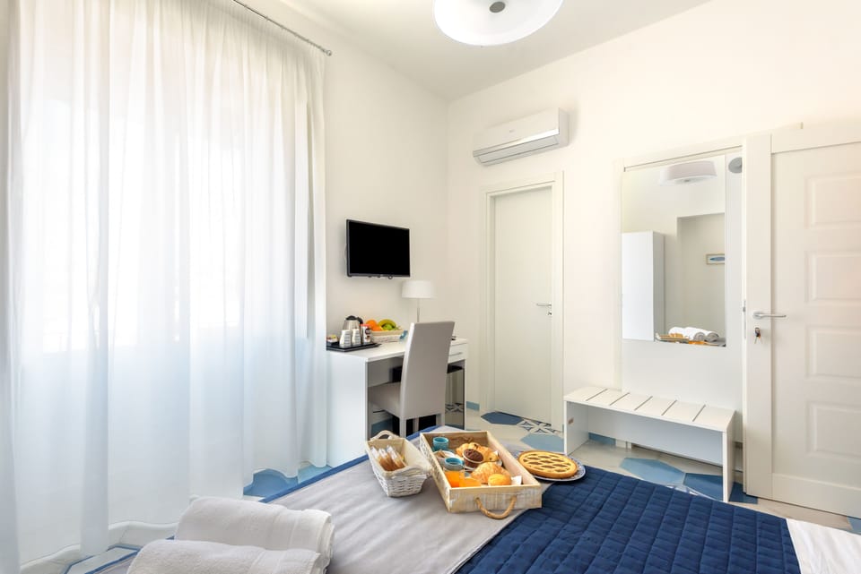 Deluxe Room | Minibar, in-room safe, desk, blackout drapes