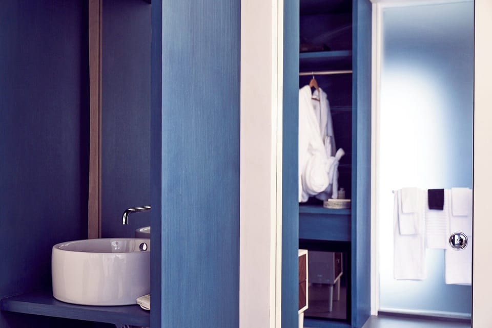 Basic Beach King Rooms | Bathroom | Shower, rainfall showerhead, free toiletries, hair dryer