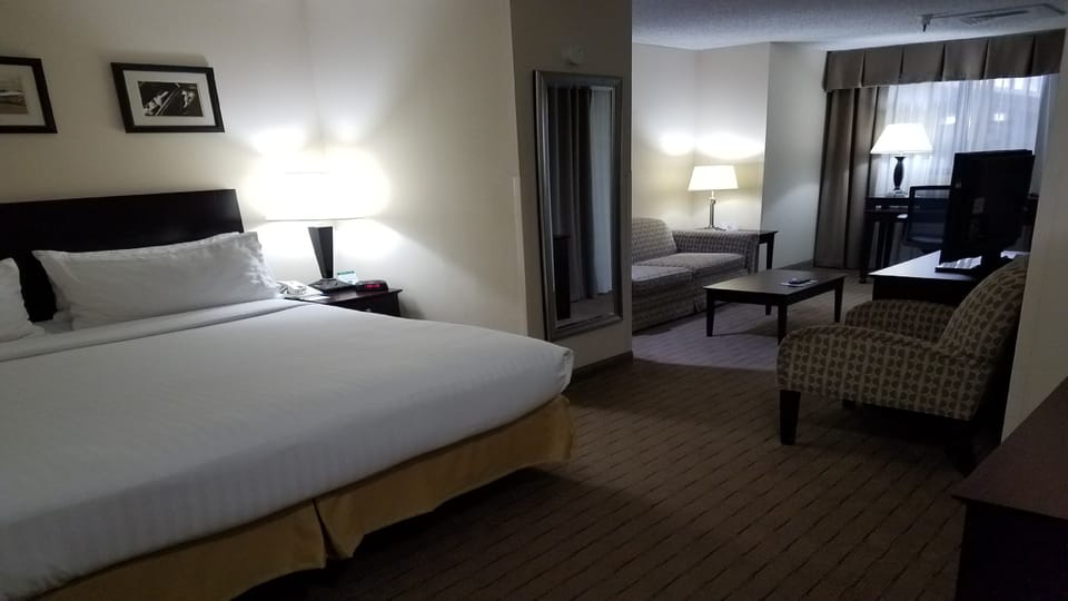 In-room safe, desk, iron/ironing board, cribs (surcharge)