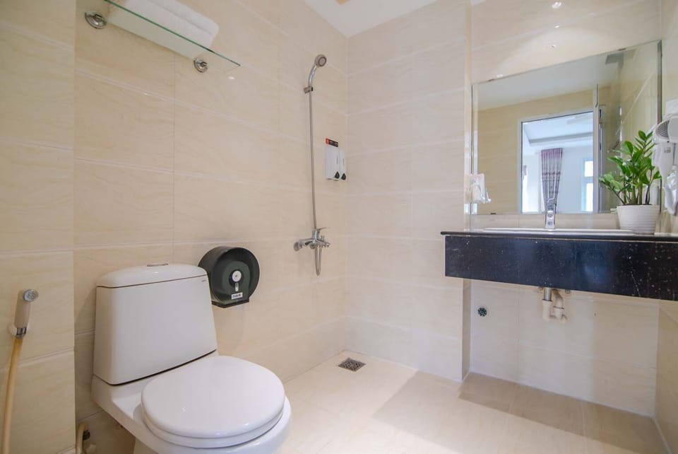 Deluxe Suite | Bathroom | Shower, rainfall showerhead, hair dryer, slippers