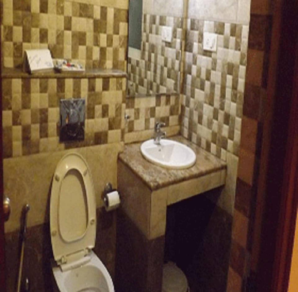 Executive Double Room, 1 Double Bed, Non Smoking | Bathroom | Shower, slippers, bidet, towels
