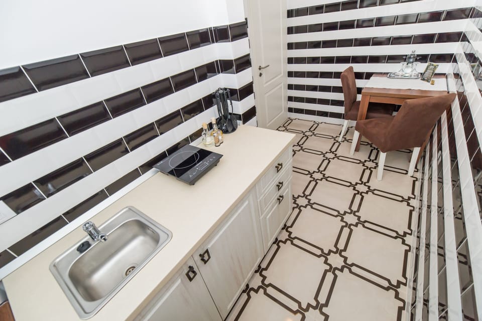 Studio, 1 Double Bed, Non Smoking | Private kitchenette | Fridge