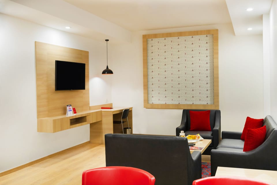Executive Suite | Hypo-allergenic bedding, minibar, in-room safe, desk