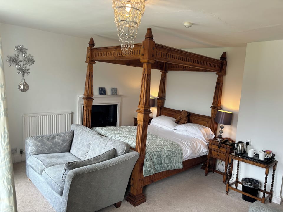 Double Room, Lake View (Four Poster Bed) | Individually decorated, individually furnished, blackout drapes