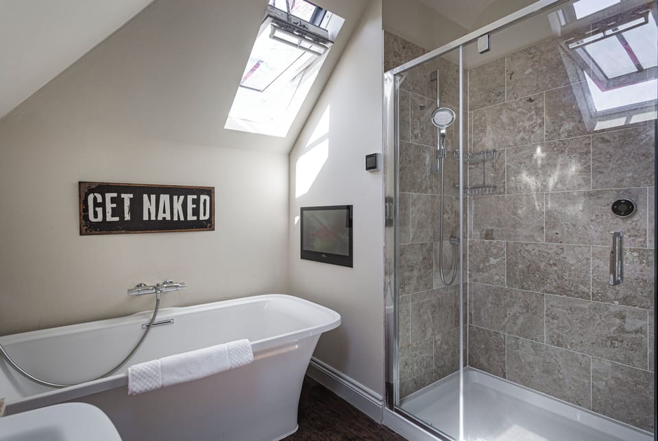 Deluxe Double Room, 1 Double Bed (1) | Bathroom | Free toiletries, hair dryer, towels, soap