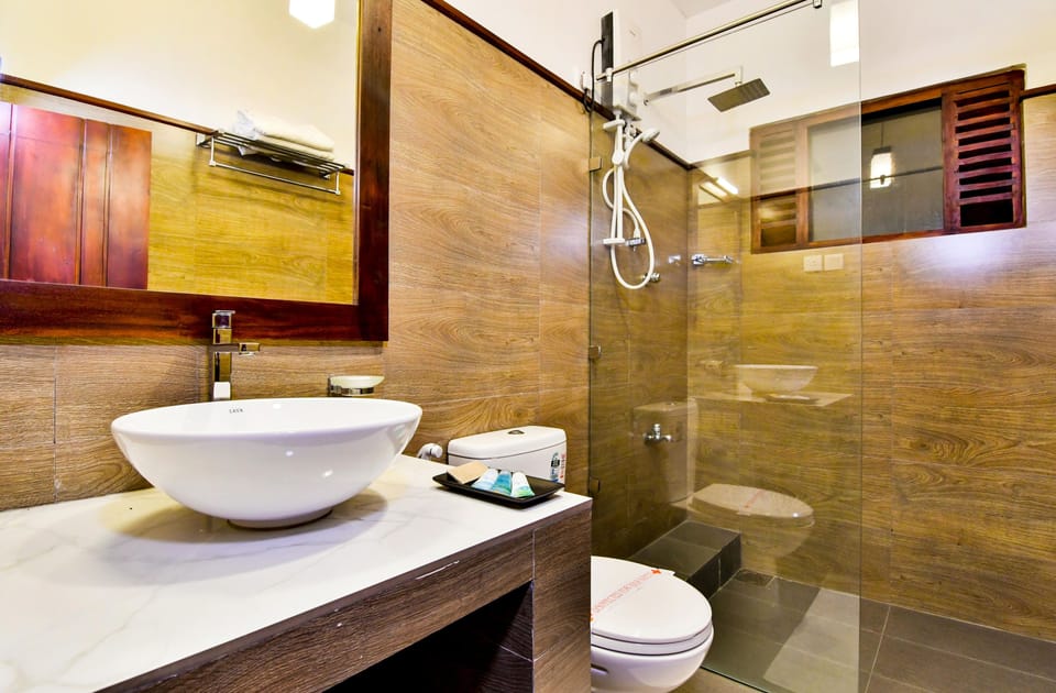 Shower, rainfall showerhead, free toiletries, towels