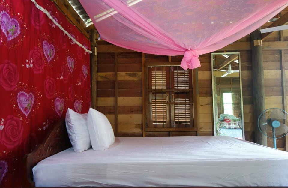 Desk, laptop workspace, free WiFi, bed sheets