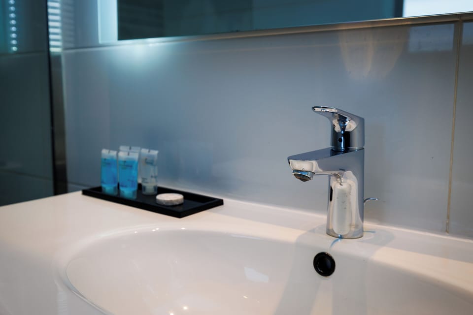Shower, rainfall showerhead, free toiletries, hair dryer