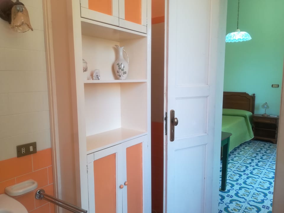 Double Room | Bathroom | Shower, rainfall showerhead, free toiletries, hair dryer
