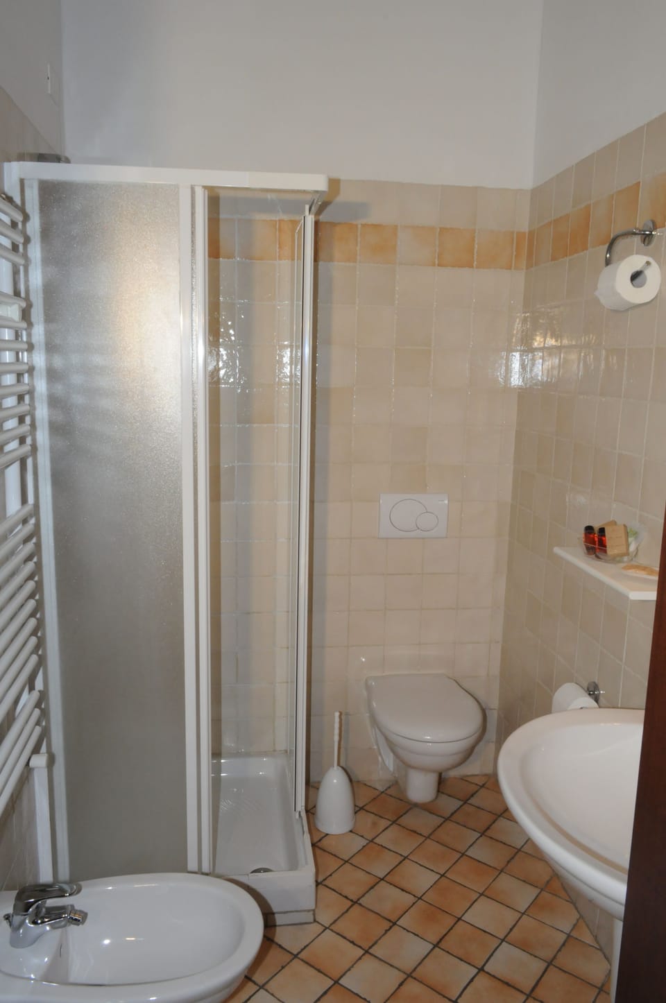 Triple Room | Bathroom | Shower, rainfall showerhead, free toiletries, hair dryer