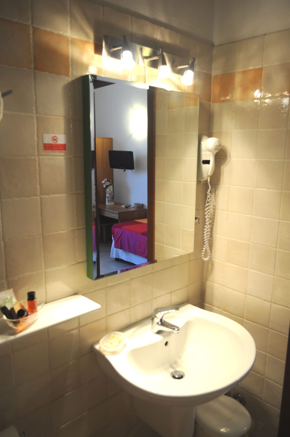 Triple Room | Bathroom | Shower, rainfall showerhead, free toiletries, hair dryer