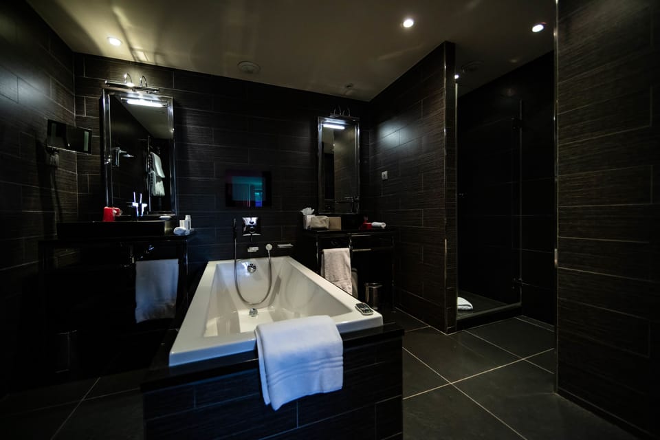 Combined shower/tub, deep soaking tub, free toiletries, hair dryer