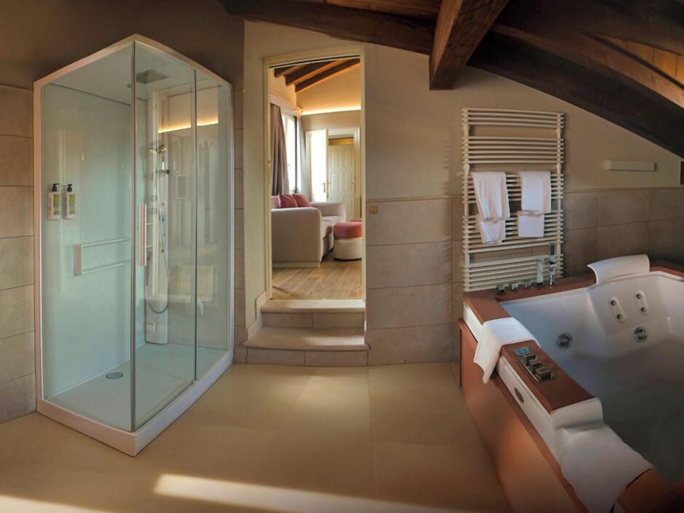 Junior Luxury Room | Bathroom | Combined shower/tub, jetted tub, rainfall showerhead, free toiletries