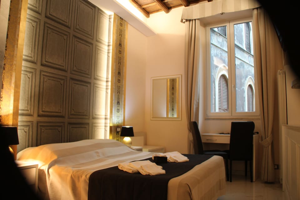 Frette Italian sheets, minibar, in-room safe, desk