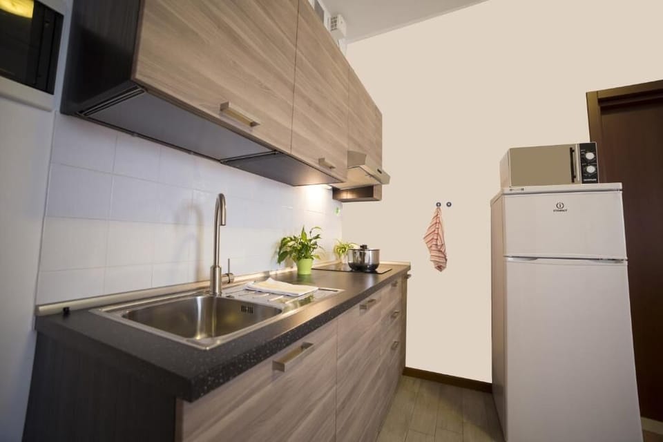 Full-size fridge, microwave, stovetop, cookware/dishes/utensils