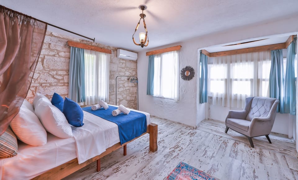 Executive Double Room, Multiple Beds, Non Smoking | Minibar, free WiFi, bed sheets