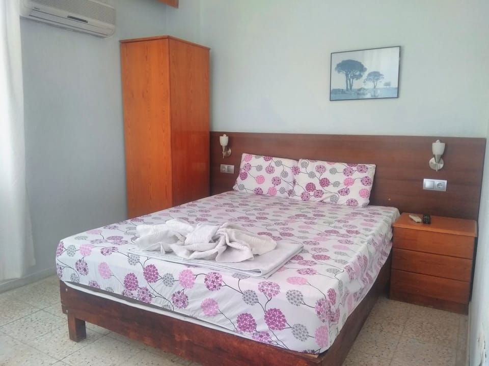 Standard Double Room, Sea View | Desk, free WiFi