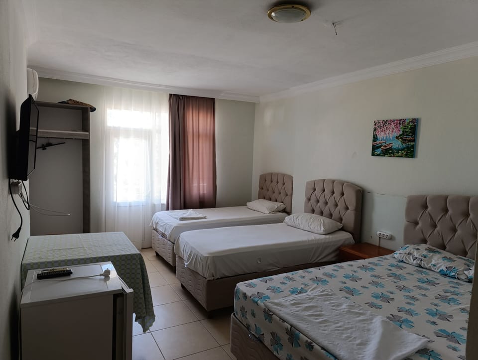 Family Room | Desk, free WiFi