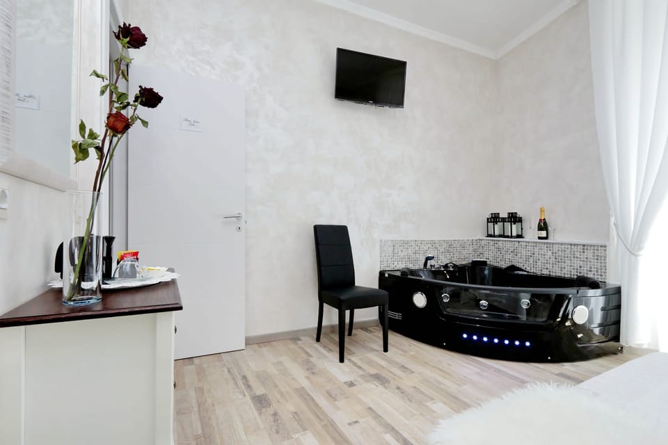 Deluxe Suite, Jetted Tub | Jetted tub