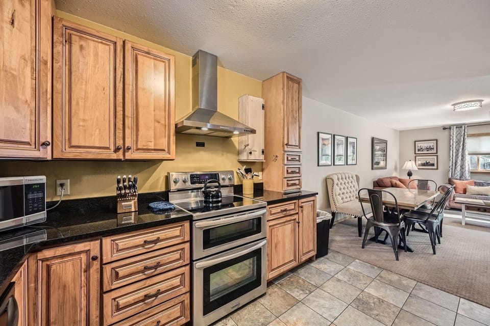 House, 3 Bedrooms | Private kitchen | Fridge, microwave, oven, dishwasher