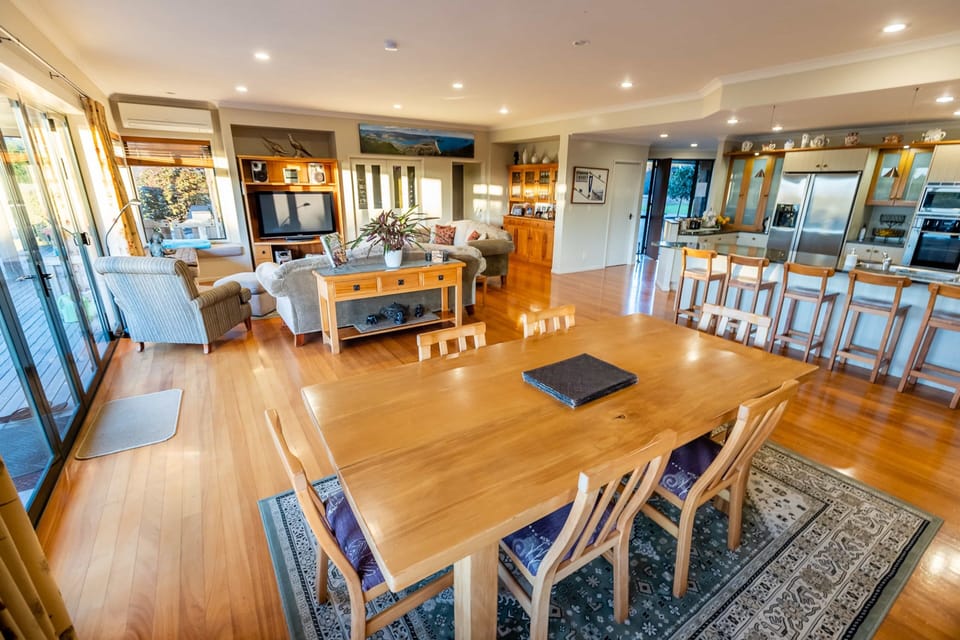 Exclusive House, 3 Bedrooms, Hot Tub, Garden View | In-room dining