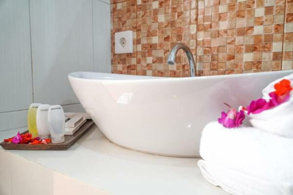 Bathroom sink