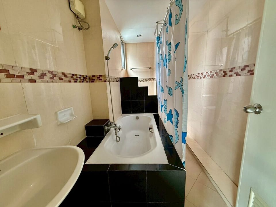Deluxe Triple Room | Bathroom | Shower, rainfall showerhead, hair dryer, towels
