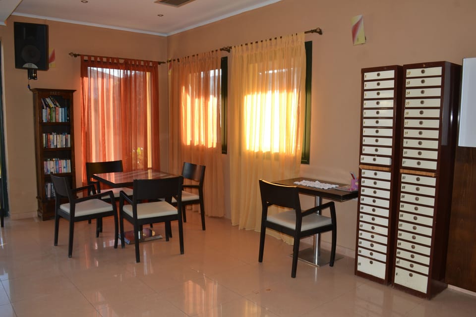 Lobby lounge