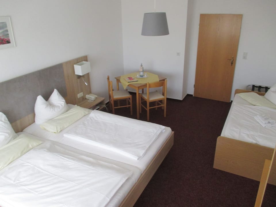Triple Room | Desk, free WiFi, bed sheets
