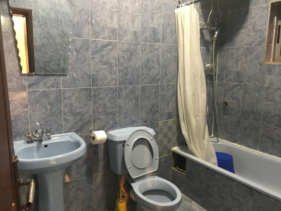 Combined shower/tub, deep soaking tub, towels