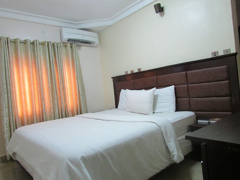 Royal Room, Non Smoking | In-room safe, desk, free WiFi, bed sheets