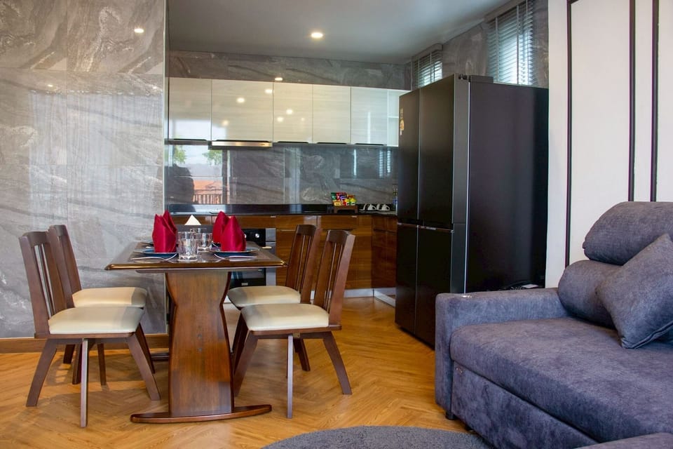 Executive Suite | Living area | Flat-screen TV