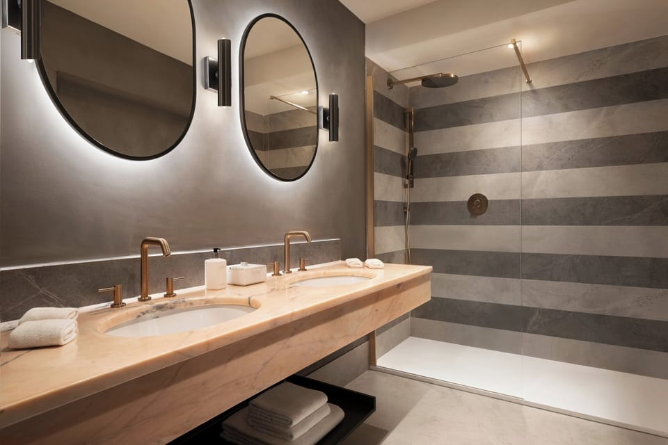 Junior Suite | Bathroom | Deep soaking tub, free toiletries, hair dryer, slippers