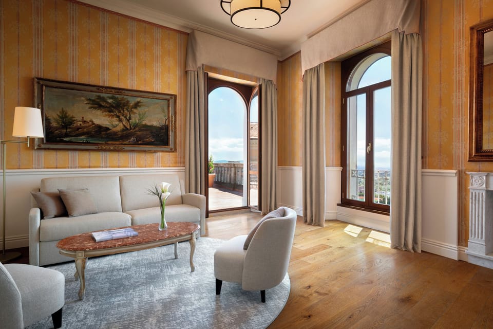 Deluxe Suite | Minibar, in-room safe, desk, soundproofing