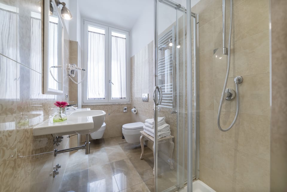 Comfort Double Room | Bathroom | Shower, free toiletries, hair dryer, bidet